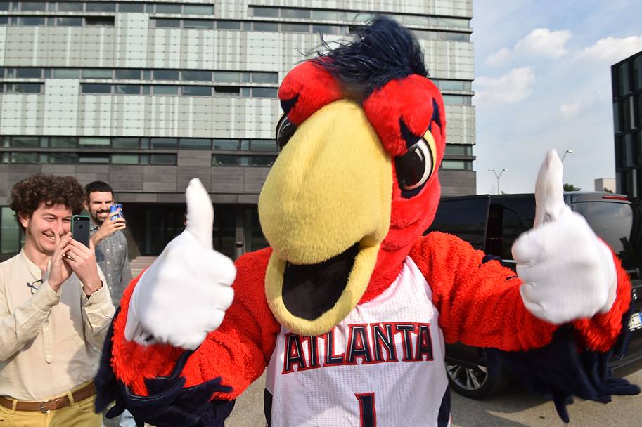 Harry the Hawk, la simpatica mascotte degli Atlanta Hawks in Italia per la NBA Fan Zone di Milano,  sbarcato nella redazione milanese della Gazzetta dello Sport (fotogallery Bozzani)
